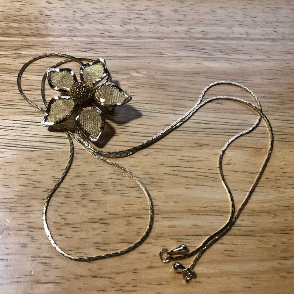NWOT WOMENS BLOOMINGDALES GOLD-TONED ADJUSTABLE FLOWER PENDANT NECKLACE - Picture 3 of 4